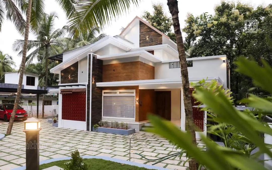 കണ്ണൂരിലെ പയ്യന്നൂരിൽ സ്ഥിതി ചെയ്യുന്ന സ്മിതയുടെയും കുടുംബത്തിന്റെയും പുതിയ വീട്