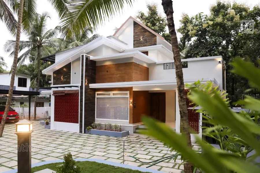 ഇരുനില വീടിന്റെ തലയെടുപ്പ്, ഹൃദയം കീഴടക്കുന്ന ഇന്റീരിയര്‍; നാട്ടില്‍ താരമാണ് 'സ്മിതം'