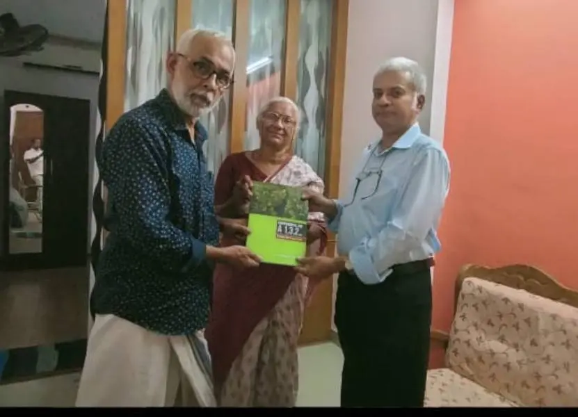 ഡോ.രാജു നാരായണസ്വാമിയുടെ പുസ്തകം മേധാപദ്കര് സി.ആര്. നീലകണ്ഠന് നല്കി പ്രകാശനം ചെയ്യുന്നു