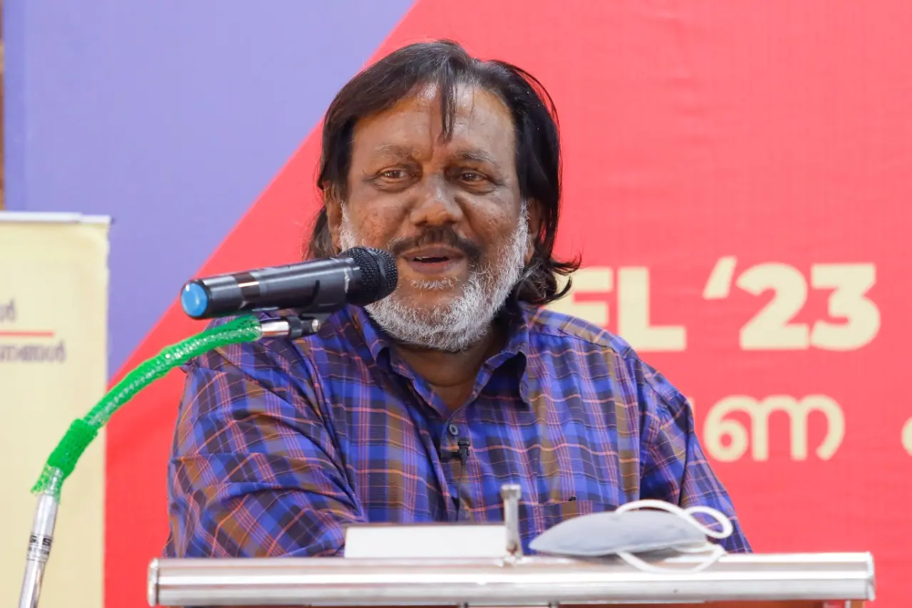 കവി കുരീപ്പുഴ ശ്രീകുമാർ പ്രഭാഷണം നടത്തുന്നു