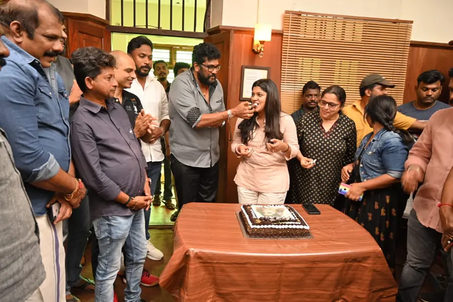 കാപ്പയുടെ സെറ്റിൽ അപർണ്ണാ ബാലമുരളിക്ക് ജന്മദിനാഘോഷം