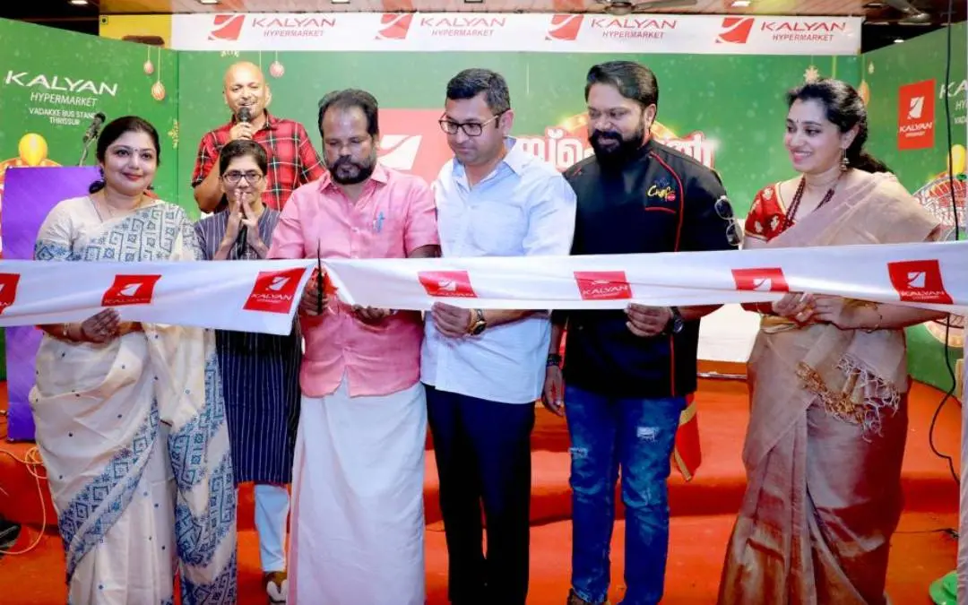 കല്യാൺ ഹൈപ്പർ മാർക്കറ്റ് ഒരുക്കിയ സ്പെഷ്യൽ കല്യാൺ കാർണിവൽ ഉദ്ഘാടനം നിർവഹിക്കുന്ന തൃശ്ശൂർ എം എൽ എ ശ്രീ.പി . ബാലചന്ദ്രൻ. കല്യാൺ സിൽക്സ് മാനേജിങ് ഡയറക്ടർ പ്രകാശ് പട്ടാഭിരാമൻ, ഷെഫ് നളൻ ഷൈൻ, Dr. പി ഭാനുമതി, കല്യാൺ ഹൈപ്പർമാർക്കറ്റ് എക്സിക്യുട്ടീവ് ഡയറക്ടർമാരായ വർദ്ധിനി പ്രകാശ്, മധുമതി മഹേഷ് എന്നിവർ സമീപം.