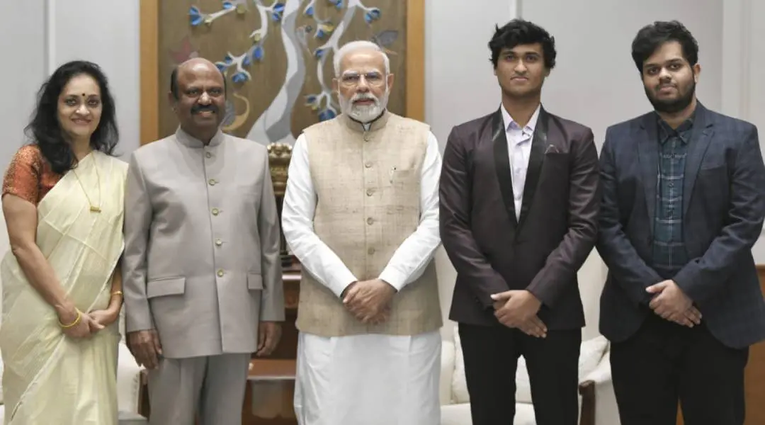 ബംഗാള് ഗവര്ണര് സി.വി. ആനന്ദബോസും കുടുംബവും പ്രധാനമന്ത്രി നരേന്ദ്ര മോദിയുടെ ഡല്ഹിയിലെ വസതിയില്