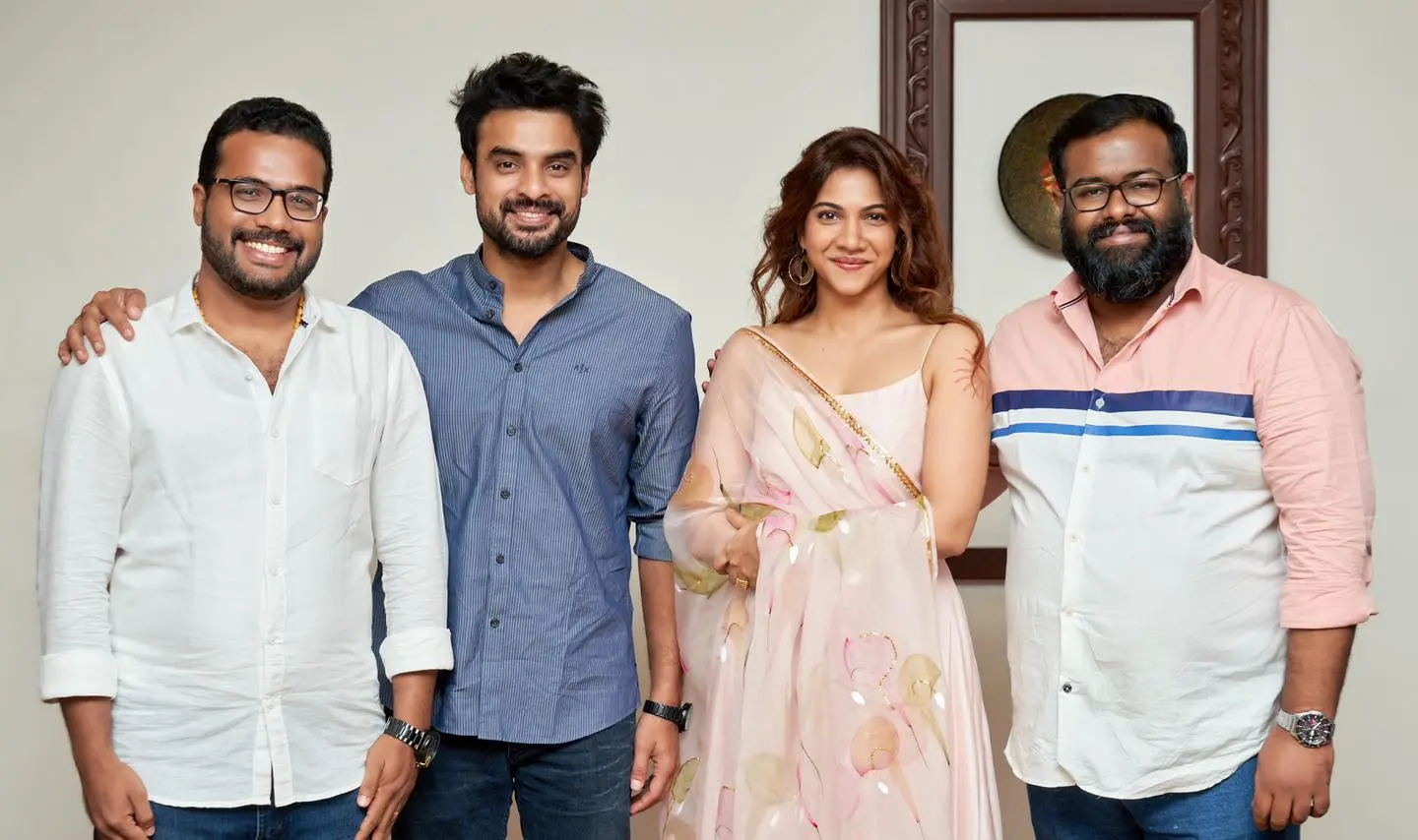 ഐഡന്റിറ്റി എന്ന ചിത്രത്തിന്റെ താരങ്ങളും അണിയറപ്രവർത്തകരും | ഫോട്ടോ: www.facebook.com/ActorTovinoThomas