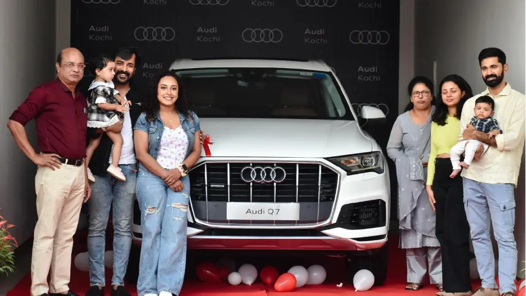 പേളി മാണിയും കുടുംബവും വാഹനത്തിനൊപ്പം | Photo: Audi Kochi