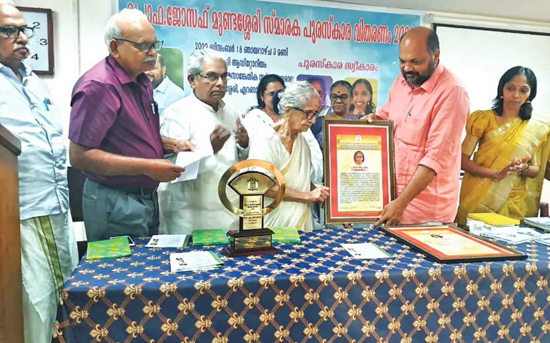 പ്രൊഫ. ജോസഫ് മുണ്ടശ്ശേരി സ്മാരക പുരസ്കാരം ഡോ. എം. ലീലാവതിക്ക് മന്ത്രി പി. രാജീവ് സമർപ്പിക്കുന്നു.