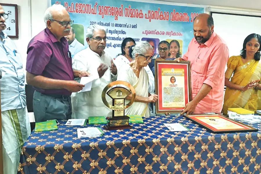 മുണ്ടശ്ശേരി പുരസ്കാരം ഡോ. എം. ലീലാവതിക്ക് സമ്മാനിച്ചു