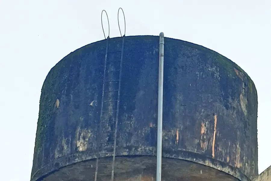 ദളിത് സ്ത്രീ വെള്ളം കുടിച്ചു, കുടിവെള്ള ടാങ്ക് ഗോമൂത്രം ഉപയോഗിച്ച് കഴുകി; സംഭവത്തില് അന്വേഷണം