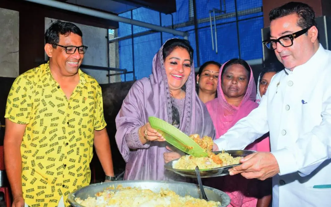 മഹാത്മാ സ്നേഹ അടുക്കളയുടെ നേതൃത്വത്തിൽ സംഘടിപ്പിച്ച101-ാമത്തെ സൗജന്യ വിരുന്നിൽ പങ്കെടുത്ത ചലച്ചിത്ര നടി െതസ്നി ഖാൻ ഭക്ഷണം വിളമ്പുന്നു