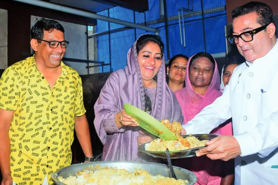 കാരുണ്യം ചെമ്പ് നിറച്ചു; നൂറ്റിയൊന്നാമത്തെ വിവാഹവീട്ടിലും സൗജന്യമായി വിരുന്നൊരുക്കി ഷമീറും കൂട്ടരും