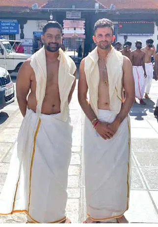 ദക്ഷിണാഫ്രിക്കൻ സ്പിൻ ബൗളറായ ഇന്ത്യൻ വംശജൻ കേശവ് മഹാരാജ് (വലത്ത്) ശ്രീപദ്മനാഭസ്വാമി ക്ഷേത്രത്തിൽ ദർശനത്തിനെത്തിയപ്പോൾ. ഒപ്പം ടീം ഫിസിയോ ക്രെയ്ഗ് ഗവെൻഡർ