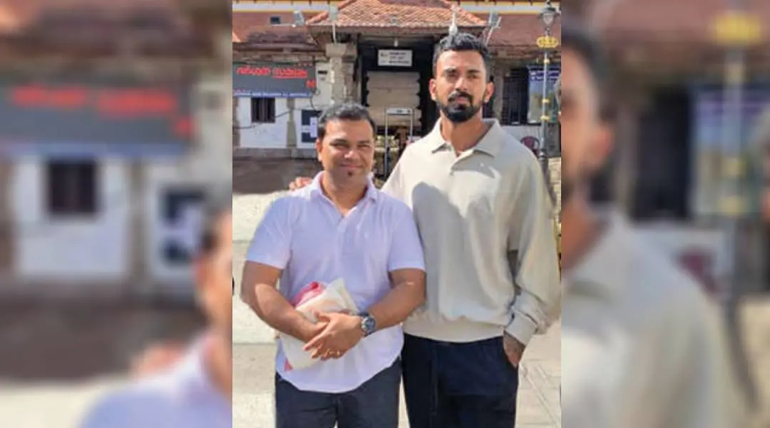ഇന്ത്യൻ ക്രിക്കറ്റ് ടീം വൈസ് ക്യാപ്റ്റൻ കെ.എൽ.രാഹുൽ (വലത്ത്) ശ്രീപദ്മനാഭസ്വാമി ക്ഷേത്രത്തിൽ ദർശനം കഴിഞ്ഞ് വടക്കേനടയിലൂടെ സുഹൃത്തിനൊപ്പം പുറത്തിറങ്ങുന്നു