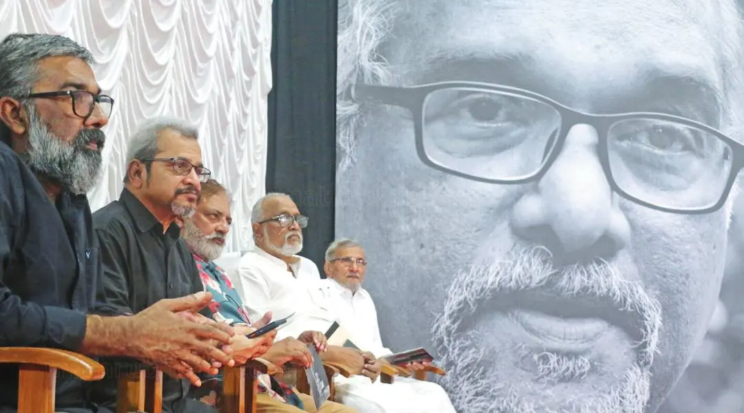 ടി.പി.രാജീവന് സ്മൃതി ഉദ്ഘാടനം ചെയ്യാനെത്തിയ സാഹിത്യകാരന് എന്.എസ്. മാധവന് സംവിധായകന് രഞ്ജിത്, യുവന് ചന്ദ്രശേഖര്, ജോയ് മാത്യു, വി.കെ. ശ്രീരാമന് എന്നിവര്ക്കൊപ്പം വേദിയില്