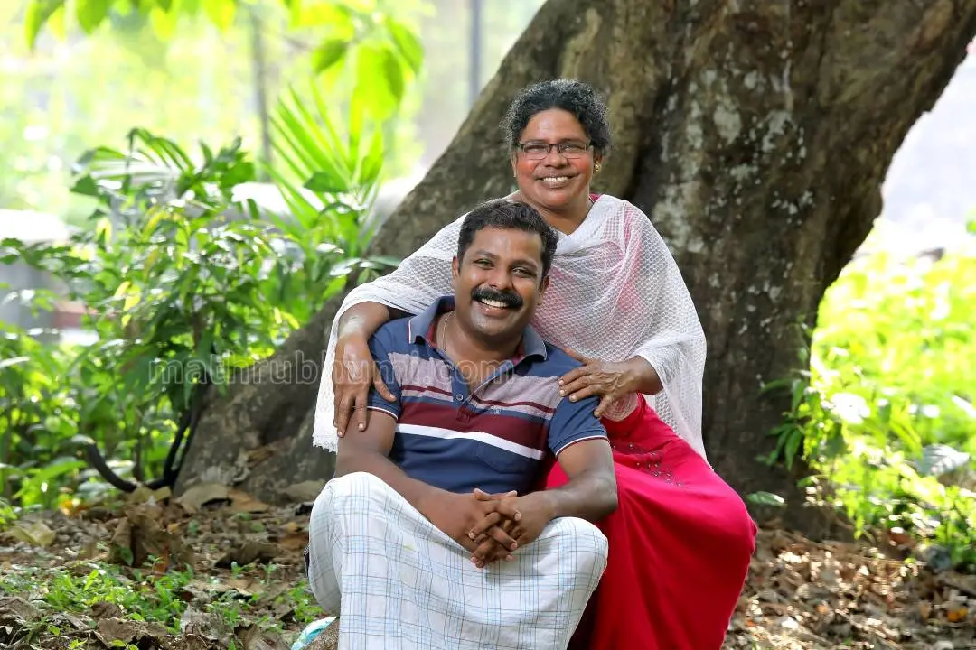 സുമയും മകനും കഥാകൃത്തുമായ കെ.എസ് രതീഷും | ഫോട്ടോ: വിവേക്. ആര്. നായര്