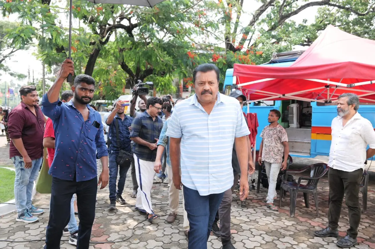 ഗരുഡൻ എന്ന ചിത്രത്തിന്റെ സെറ്റിൽ സുരേഷ് ​ഗോപി