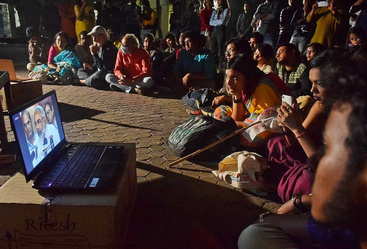 കൊല്ക്കത്തയിലെ ജാദവ്പുര് യൂണിവേഴ്സിറ്റിയില് ബിബിസി ഡോക്കുമെന്ററി കാണുന്ന വിദ്യാര്ഥികള്. File Photo - ANI