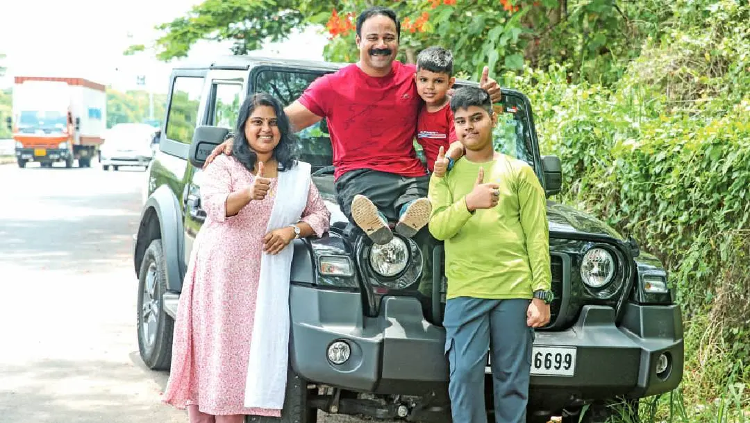 കശ്മീര്യാത്രയ്ക്ക് ഒരുങ്ങിയ ജോബി മാത്യു ഭാര്യ മേഘയ്ക്കും മക്കളായ ജ്യോതിസിനും വിദ്യുതിനുമൊപ്പം | ഫോട്ടോ: ബി. മുരളീകൃഷ്ണന്