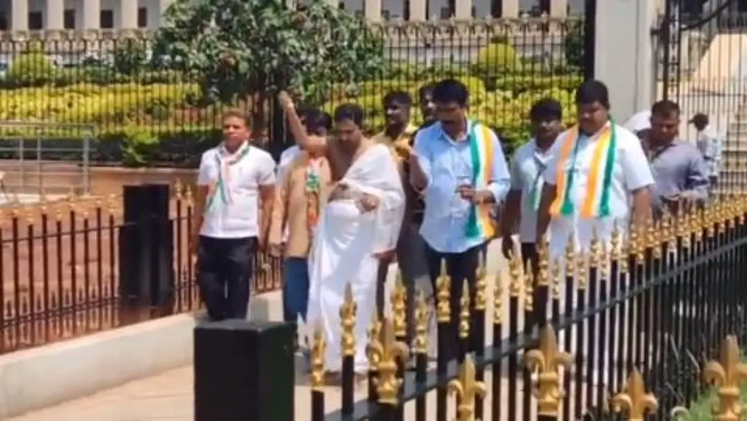 കര്ണാടക നിയമസഭാ കെട്ടിടത്തിന് പുറത്ത് ഗോ മൂത്രം തളിക്കുന്ന കോണ്ഗ്രസ് പ്രവര്ത്തകര്