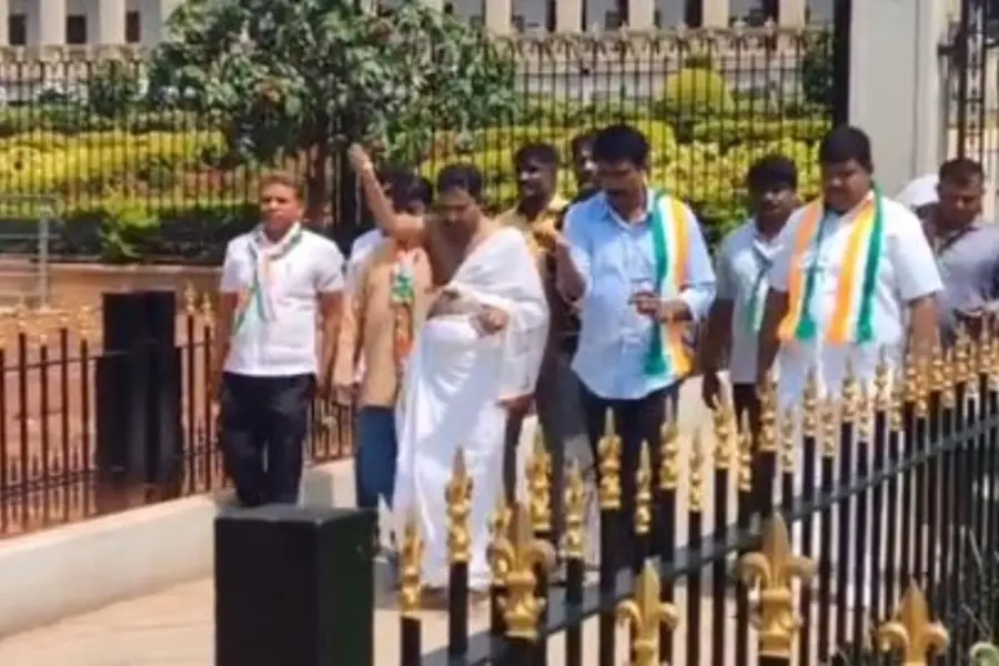 കര്ണാടക നിയമസഭ 'ശുദ്ധീകരിക്കാന്' ഗോ മൂത്രം തളിച്ച് പൂജ നടത്തി കോണ്ഗ്രസ് പ്രവര്ത്തകര്