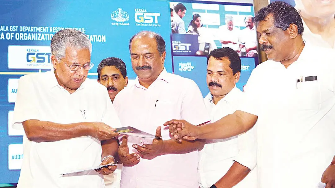 ജി.എസ്.ടി. വകുപ്പ് സമഗ്ര പുനഃസംഘടനയുടെ ഔദ്യോഗിക പ്രഖ്യാപനത്തിന്റെ ഉദ്ഘാടനച്ചടങ്ങിൽ മുഖ്യമന്ത്രി പിണറായി വിജയൻ പുനഃസംഘടനയെപ്പറ്റിയുള്ള കൈപ്പുസ്തകം മന്ത്രിമാരായ കെ.എൻ. ബാലഗോപാൽ, ആന്റണി രാജു എന്നിവർക്ക് കൈമാറിയപ്പോൾ | Photo: Mathrubhumi