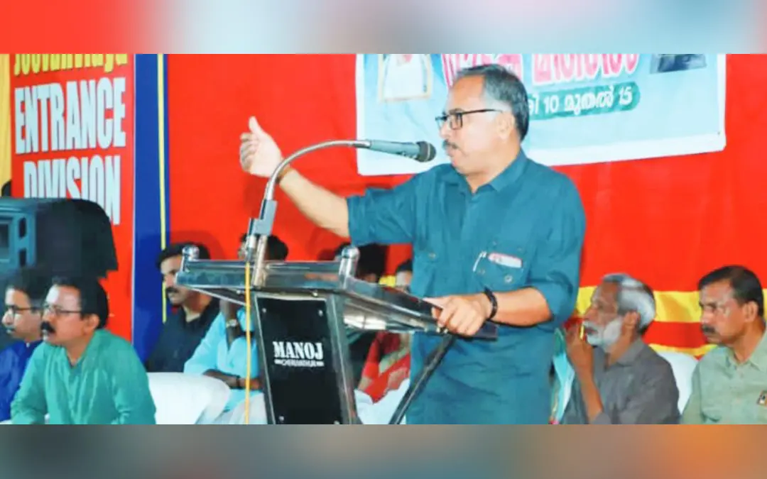 കുട്ടമത്ത് നാടകോത്സവത്തിന്റെ ഭാഗമായി സംഘടിപ്പിച്ച കവിസമ്മേളനം മാധവന് പുറച്ചേരി ഉദ്ഘാടനം ചെയ്യുന്നു