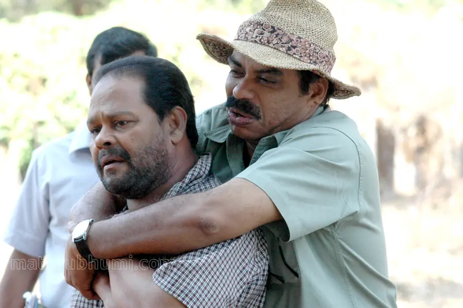 'പാർപ്പിടത്തിന്റെ പടിയിറങ്ങുമ്പോൾ വരാന്തയിൽ ഇന്നസെന്റ് ചിരിച്ചുകൊണ്ട് നിൽക്കുന്നുണ്ടെന്ന് തോന്നി'