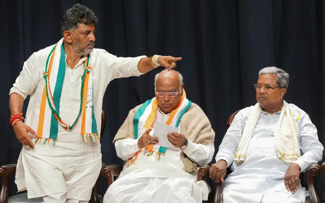 കോണ്ഗ്രസ് ദേശീയ അധ്യക്ഷന് മല്ലികാര്ജുന് ഖാര്ഗെ ഡി.കെ ശിവകുമാറിനും സിദ്ധരാമയ്യയ്ക്കുമൊപ്പം | ഫോട്ടോ: പി.ടി.ഐ