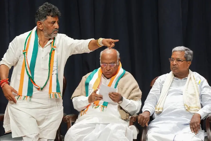 കര്‍ണാടക മുഖ്യമന്ത്രിയെ ഖാര്‍ഗെ തീരുമാനിക്കും; ചുമതല അധ്യക്ഷന് വിട്ട് നിയമസഭാകക്ഷി യോഗം