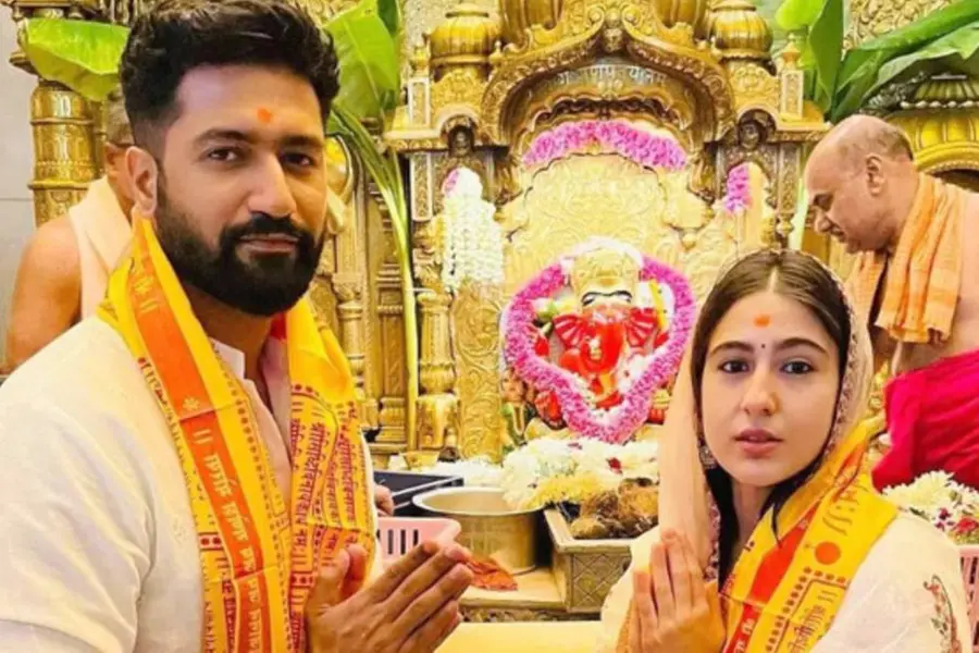 സിദ്ധിവിനായക ക്ഷേത്രത്തില് ദര്ശനം നടത്തി സാറാ അലിഖാനും വിക്കി കൗശാലും