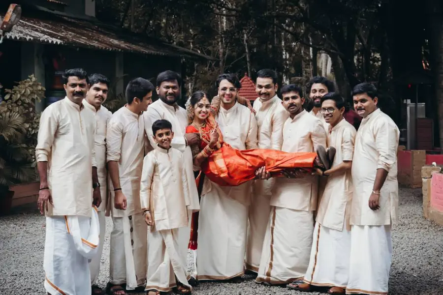 'അനിയത്തി പ്രാവി'നെ തൊട്ടിലാട്ടി 11 ആങ്ങളമാര്; വൈറലായി വിവാഹ വീഡിയോ