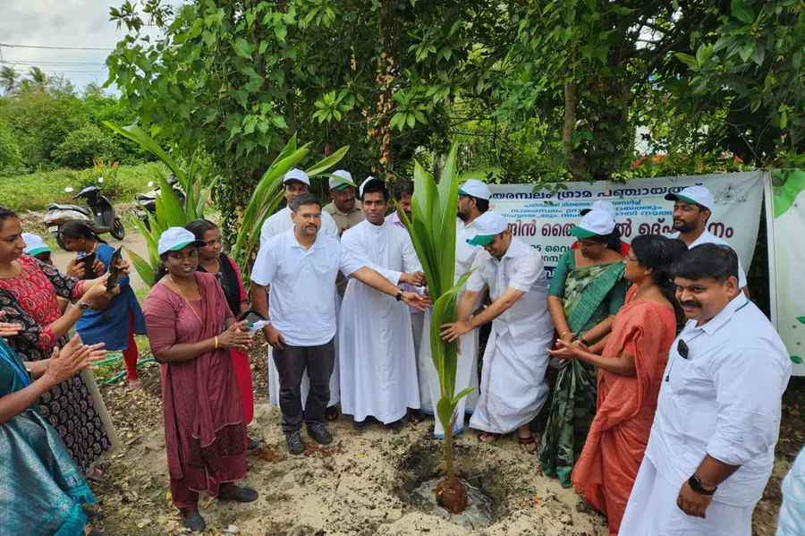 റിലയൻസ് ഫൗണ്ടേഷൻ ജില്ലയിലെ കടൽത്തീരങ്ങളിൽ 2250 തെങ്ങിൻ തൈകൾ വെച്ചു