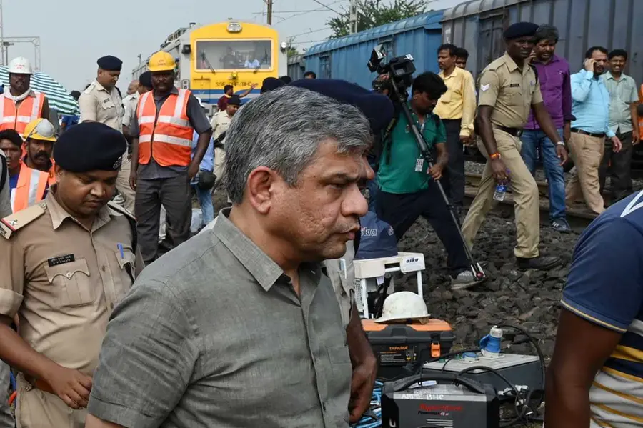 'കടമ തീരുന്നില്ല'; രാജിയാവശ്യം ഉയരുന്നതിനിടെ മാധ്യമങ്ങള്ക്കുമുന്നില് വിതുമ്പി റെയില്വെ മന്ത്രി