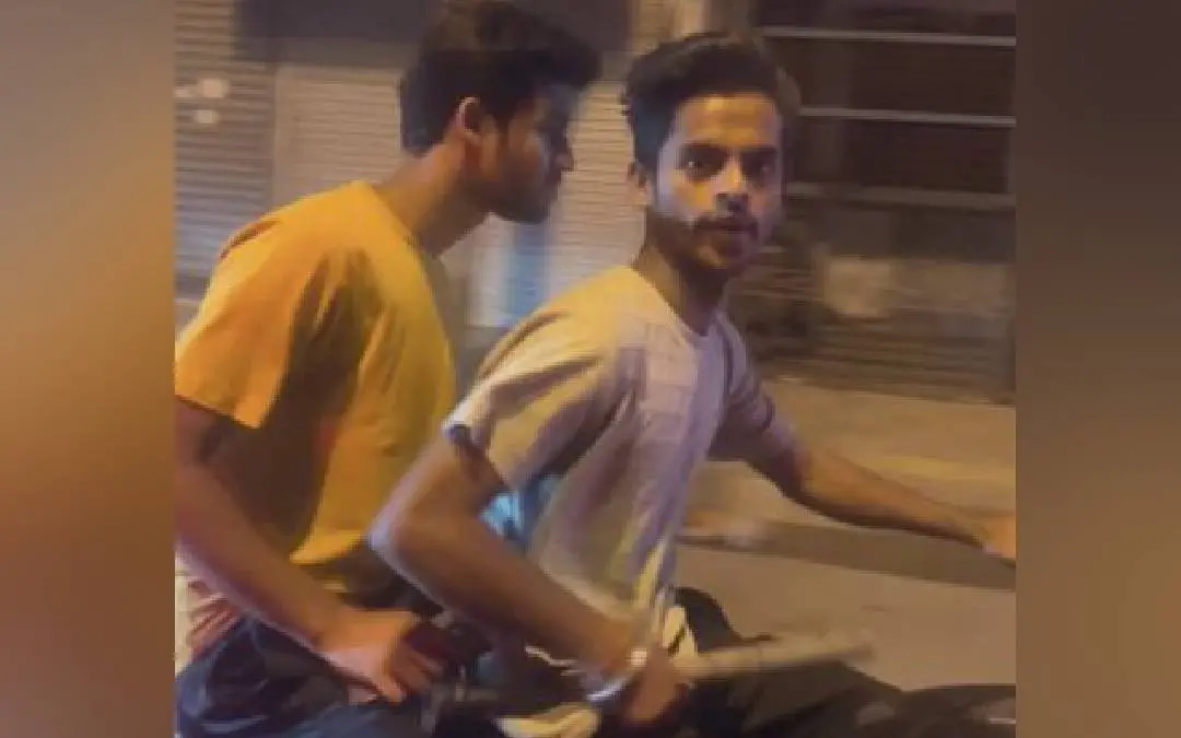 സാചി പങ്കുവെച്ച യുവാക്കളുടെ ചിത്രം