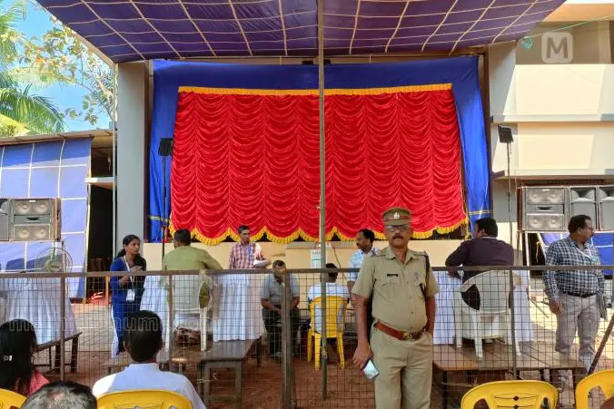 കൂടിയാട്ടത്തിന് മാര്ക്കിടാനെത്തിയവര് ഞെട്ടി; വേദി അങ്ങുയരത്തില്, ഇരിപ്പിടം ഇങ്ങുതാഴെ