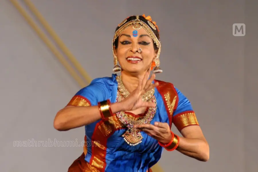 മല്ലിക സാരാഭായ് ആണെങ്കില് അനുമതിയില്ലെന്ന് മന്ത്രി; ക്ഷേത്രത്തിനുപുറത്ത് നൃത്തംചെയ്യുമെന്ന് മല്ലിക