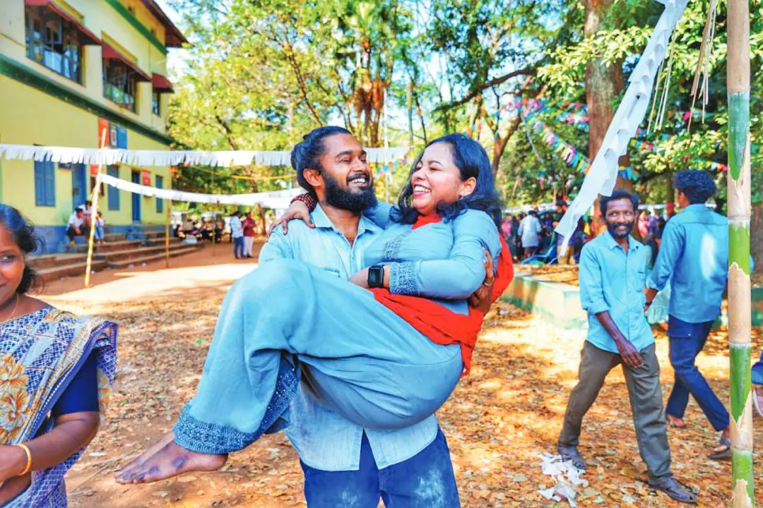 കേരള വർമ കോളേജിൽ പുതുവത്സരാഘോഷത്തിനെത്തിയപ്പോൾ മസ്കുലർ ഡിസ്ട്രോഫി ബാധിച്ച സിയയെ എടുത്തുകൊണ്ടുപോകുന്ന നജാഹ് | Photo: Special Arrangement
