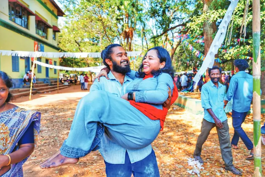 ക്യൂട്ടാണ് ഈ കൂട്ട്; നടക്കാനാകാത്ത സിയയെ വാരിയെടുത്ത് നജാഹ്