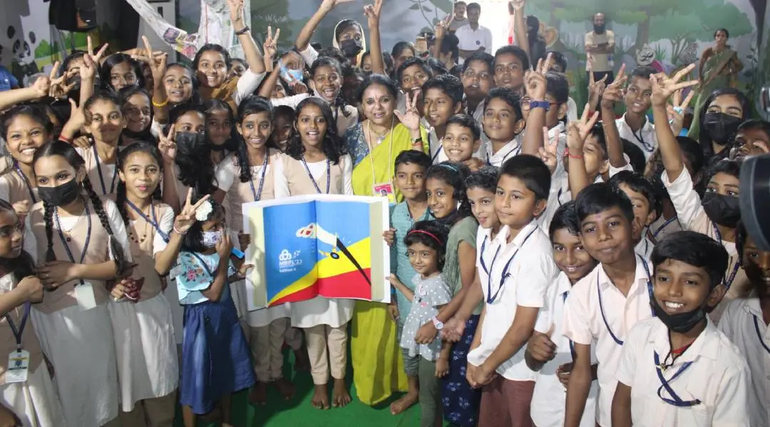 ഇടവിളാകം ഗവ. യു.പി സ്കൂളിലെ കുട്ടികളോടൊപ്പം ഡോ. ഗീതാ രാമാനുജം