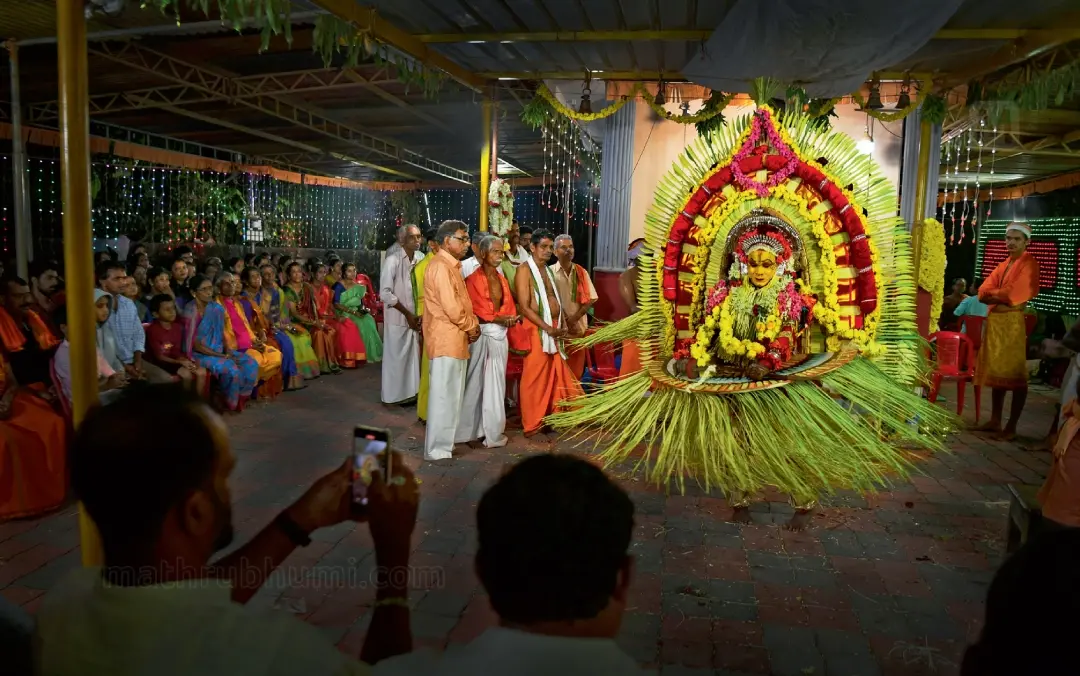 ഉറഞ്ഞാടുന്ന തുളുനാടന് ദൈവം