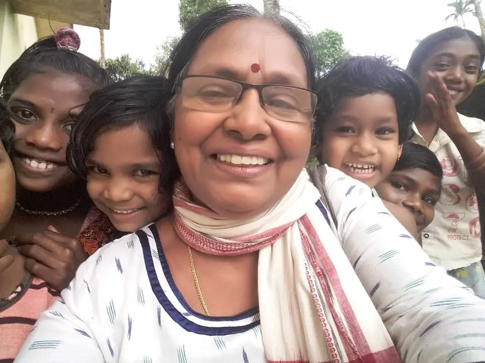 രാസ്തയുടെ പ്രവര്ത്തനങ്ങള്ക്കിടെ ഓമന കുട്ടികളോടൊപ്പം | Photo: facebook/ omana