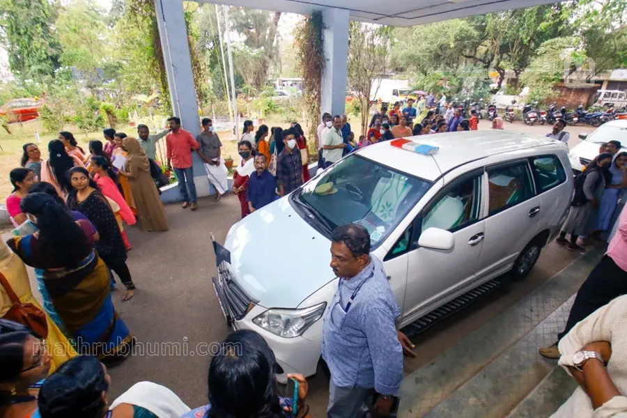 കൊല്ലം കളക്ടറേറ്റില് വ്യാജ ബോംബ് ഭീഷണി; ഏഴിടത്ത് സ്ഫോടനം നടക്കുമെന്ന് സന്ദേശം