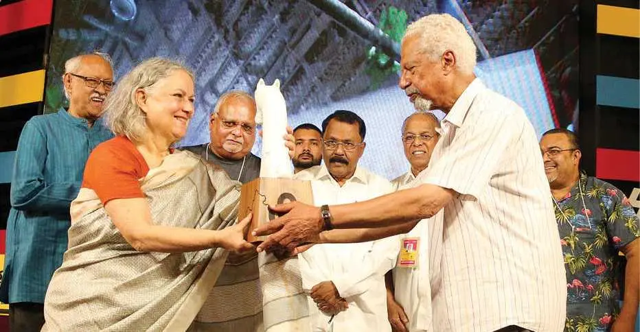 മാതൃഭൂമി അന്താരാഷ്ട്ര അക്ഷരോത്സവത്തിന്റെ സമാപനസമ്മേളനത്തില് 'മാതൃഭൂമി ബുക്ക് ഓഫ് ദി ഇയര്' പുരസ്കാരം പെഗ്ഗി മോഹന് നൊബേല് സമ്മാനജേതാവ് അബ്ദുള് റസാഖ് ഗുര്ണ സമ്മാനിക്കുന്നു. ജ്ഞാനപീഠം ജേതാവ് ദാമോദര് മൗസോ, മാതൃഭൂമി മാനേജിങ് ഡയറക്ടര് എം.വി. ശ്രേയാംസ് കുമാര്, ഗോവ ഗവര്ണര് പി.എസ്. ശ്രീധരന്പിള്ള, മാതൃഭൂമി ചെയര്മാനും മാനേജിങ് എഡിറ്ററുമായ പി.വി. ചന്ദ്രന്, ഫെസ്റ്റിവല് ക്യുറേറ്റര് സബിന് ഇക്ബാല് എന്നിവര് സമീപം | ഫോട്ടോ: ബി. മുരളീകൃഷ്ണന്