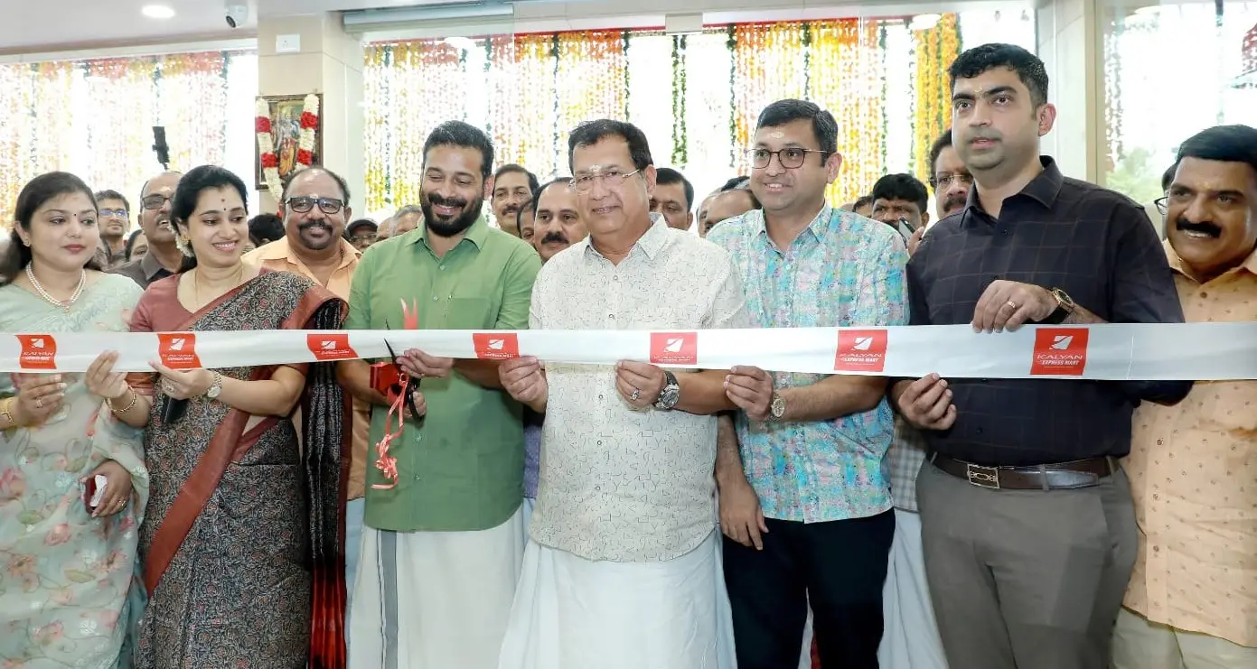 കല്യാണ് എക്സ്പ്രസ് മാര്ട്ടിന്റെ തൃശ്ശൂര് മുളങ്കുന്നത്തുകാവില് പ്രവര്ത്തനമാരംഭിച്ച ഏറ്റവും പുതിയ ഷോറൂമിന്റെ ഉദ്ഘാടനം വടക്കാഞ്ചേരി എംഎല്എ സേവ്യര് ചിറ്റിലപ്പള്ളി നിര്വഹിക്കുന്നു.
കല്യാണ് സില്ക്സ് ആന്ഡ് കല്യാണ് ഹൈപ്പര് മാര്ക്കറ്റ് ചെയര്മാനും മാനേജിങ് ഡയറക്ടറുമായ ടി.എസ്. പട്ടാഭിരാമന്, എക്സിക്യൂട്ടീവ് ഡയറക്ടര്മാരായ പ്രകാശ് പട്ടാഭിരാമന്, മഹേഷ് പട്ടാഭിരാമന്, വര്ദ്ധിനി പ്രകാശ്, മധുമതി മഹേഷ്, കല്യാണ് സാരീസ് ചെയര്മാന് ടി.എസ്. രാമചന്ദ്രന്, കെ.എം.പി. കണ്സ്ട്രക്ഷന് എം.ഡി.കെ.എം. പരമേശ്വരന് എന്നിവര് സമീപം.