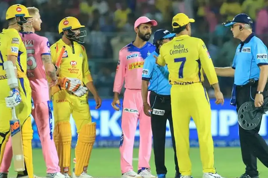 ധോനി ഗ്രൗണ്ടിലേക്ക് അതിക്രമിച്ചുകയറി; വിലക്കിയോ? കോലിയേയോ? ചിലര്‍ക്ക് പ്രത്യേക ആനുകൂല്യമെന്ന് സെവാഗ്