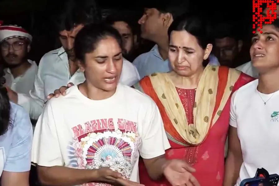 'ഇതൊക്കെ കാണാനാണോ ഞങ്ങൾ രാജ്യത്തിനായി മെഡലുകൾ നേടിയത്?'; പൊട്ടിക്കരഞ്ഞ് വിനേഷ് ഫൊഗട്ട്