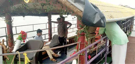 അകലാപ്പുഴ കെട്ടുമ്മൽ ഭാഗത്ത് ഉല്ലാസബോട്ടുകളിൽ ആർ.ഡി.ഒ. സി.ബിജുവിന്റെ നേതൃത്വത്തിൽ നടന്ന പരിശോധന | ഫോട്ടോ: മാതൃഭൂമി