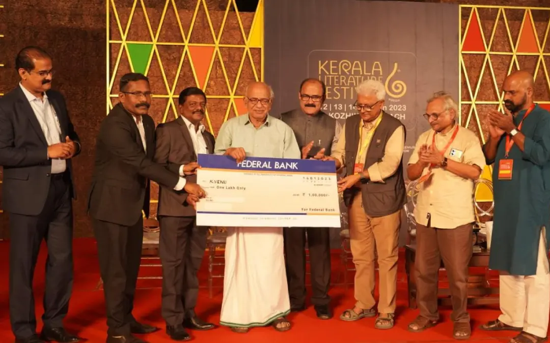 കെ. വേണുവിന് ഫെഡറല് ബാങ്ക് ചെയര്മാന് സി. ബാലഗോപാല് പുരസ്കാരം സമ്മാനിക്കുന്നു. എഴുത്തുകാരന് എം. മുകുന്ദന്, ബ്രാഞ്ച് ബാങ്കിങ് മേധാവി നന്ദകുമാര് വി., കോഴിക്കോട് സോണല് മേധാവി റെജി സി.വി. എന്നിവര് സമീപം.