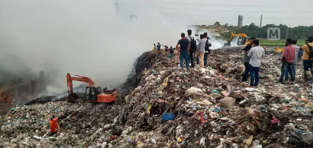 ബ്രഹ്മപുരത്ത് വീണ്ടും തീപ്പിടിത്തമുണ്ടായപ്പോള്. ഫോട്ടോ- വി.കെ അജി, മാതൃഭൂമി