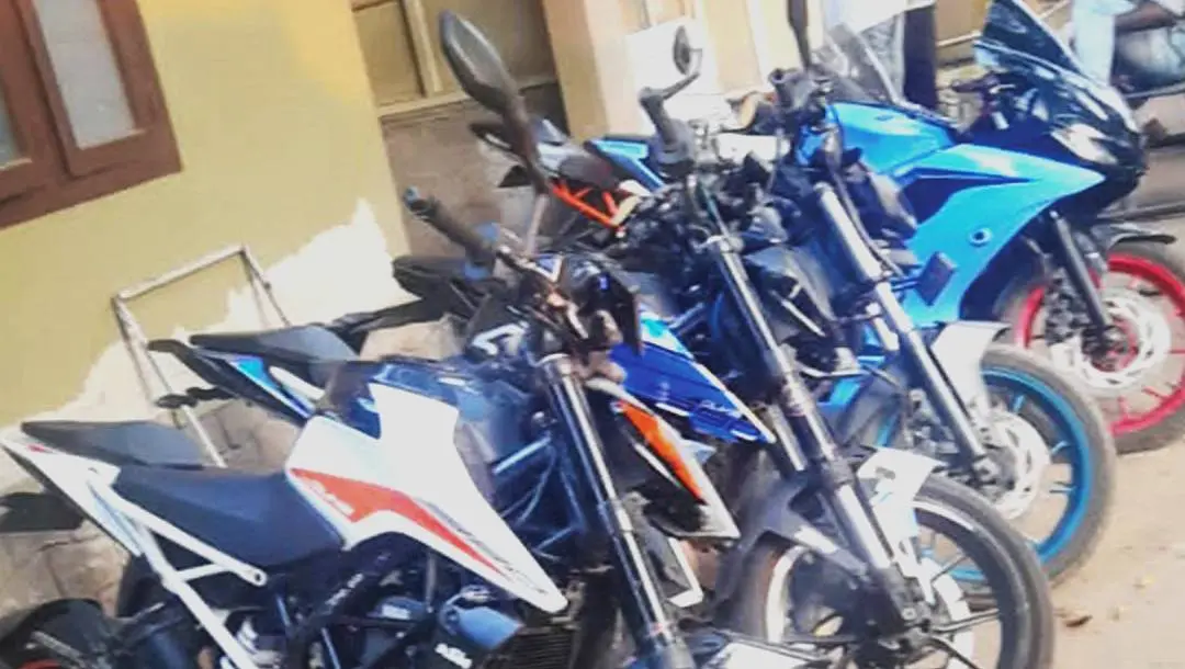 നിരത്തുകളില് അഭ്യാസപ്രകടനം നടത്തിയതിന് ചവറ പോലീസും മോട്ടോര് വാഹന വകുപ്പും പിടിച്ചെടുത്ത ബൈക്കുകള്