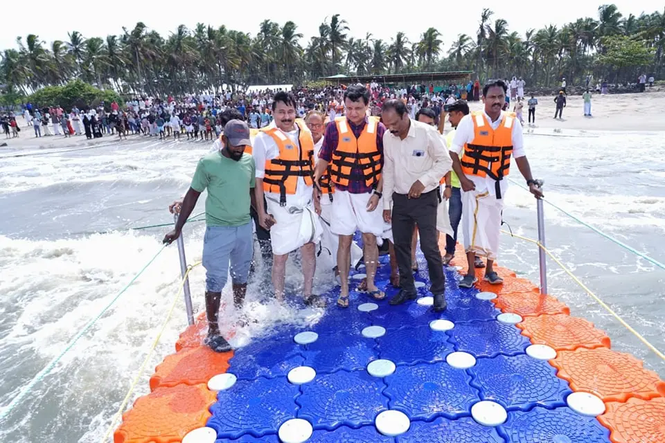 താനൂർ തൂവൽതീരത്ത് ഫ്ലോട്ടിങ് ബ്രിഡ്ജിൽ മന്ത്രിമാരായ പി.എ. മുഹമ്മദ് റിയാസ്, വി. അബ്ദുറഹിമാൻ എന്നിവർ ചേർന്ന് സവാരി നടത്തുന്നു